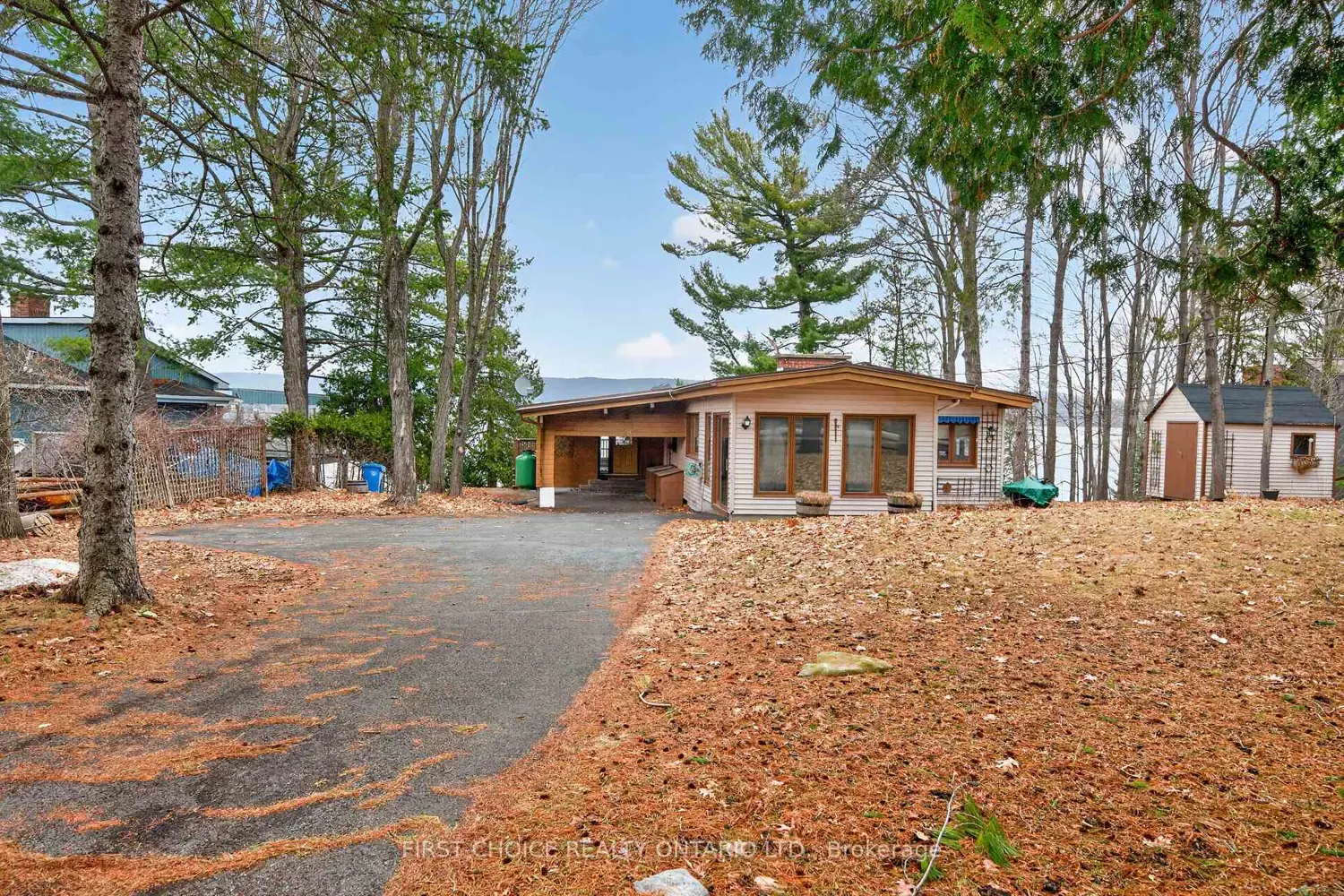 2890 Barlow Crescent photo 4