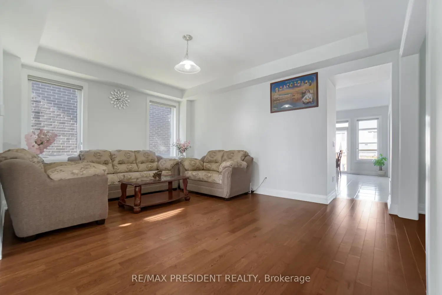 142 Prince Charles Crescent photo 4