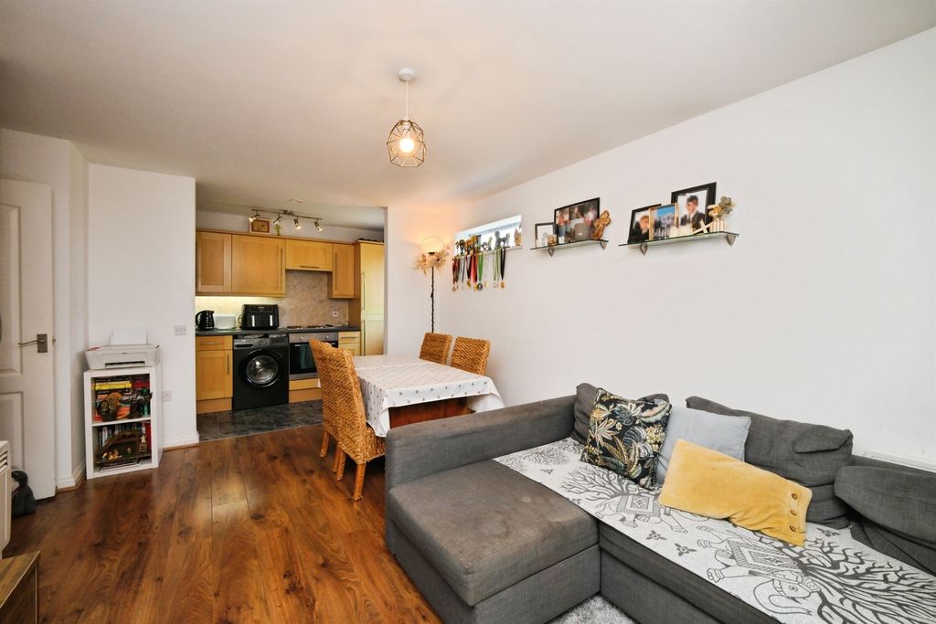 Additional image 4 of 2 bed flat for saleSalisbury Road, Hoddesdon EN11