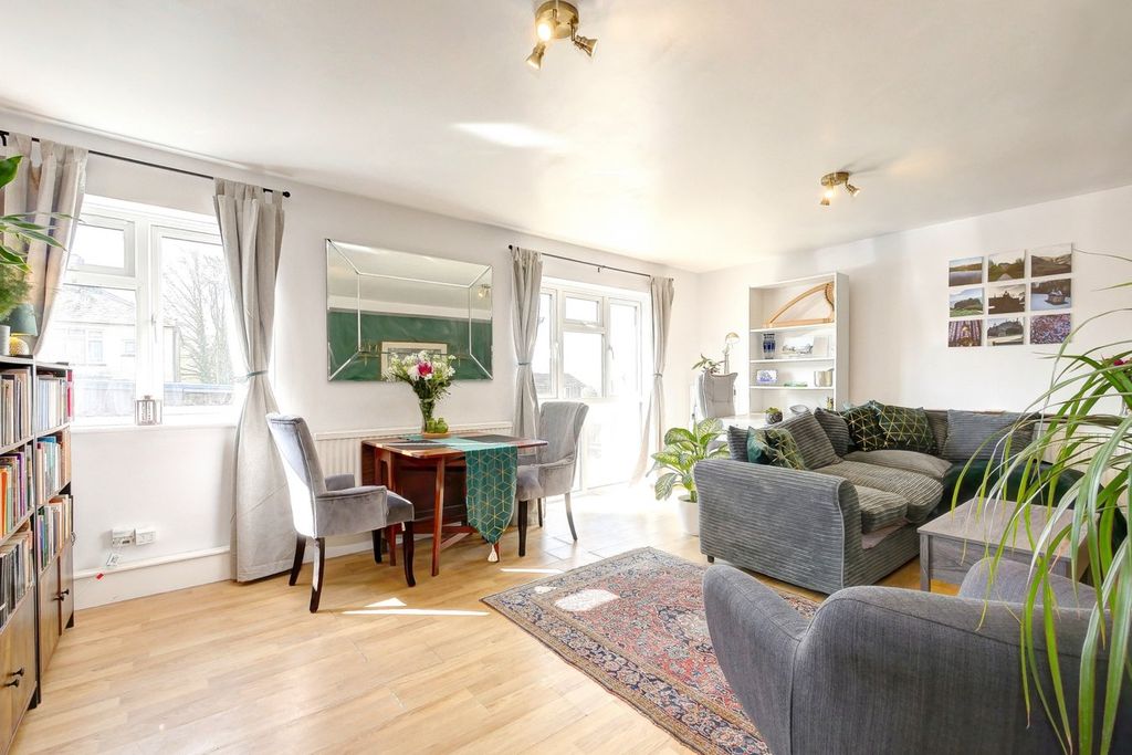 2 bed flat for saleMutton Hall Hill, Heathfield TN21 photo 2