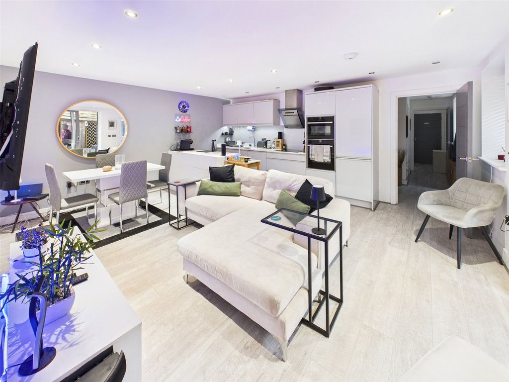 2 bed flat for saleStation Road, Hampton TW12 photo 4