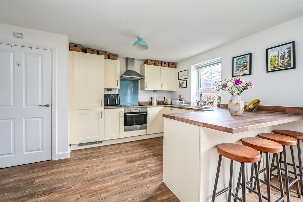 Additional image 3 of 4 bed detached house for saleViney Close, Hook, Hampshire RG27