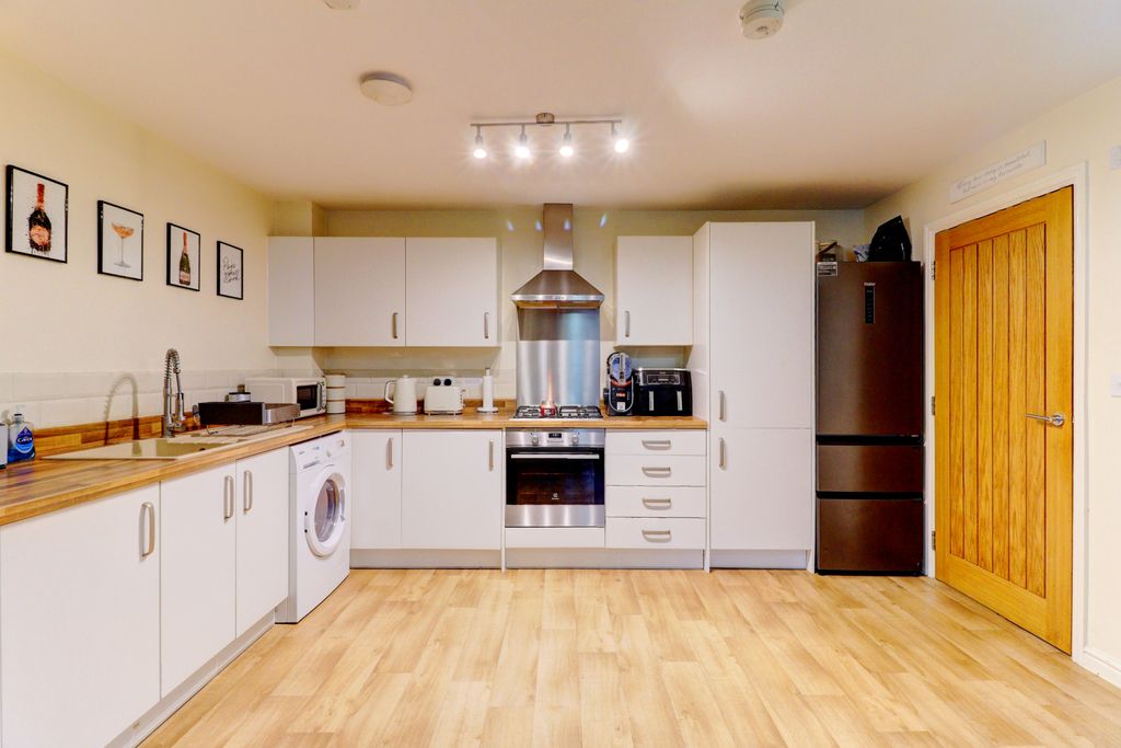 2 bed flat for saleTrinity Circle, High Wycombe, Buckinghamshire HP11 photo 2