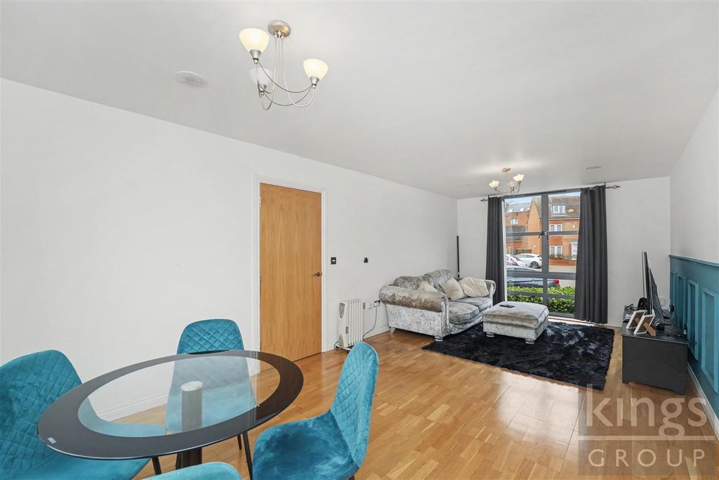 2 bed flat for saleSoper Square, Newhall, Harlow CM17 photo 5