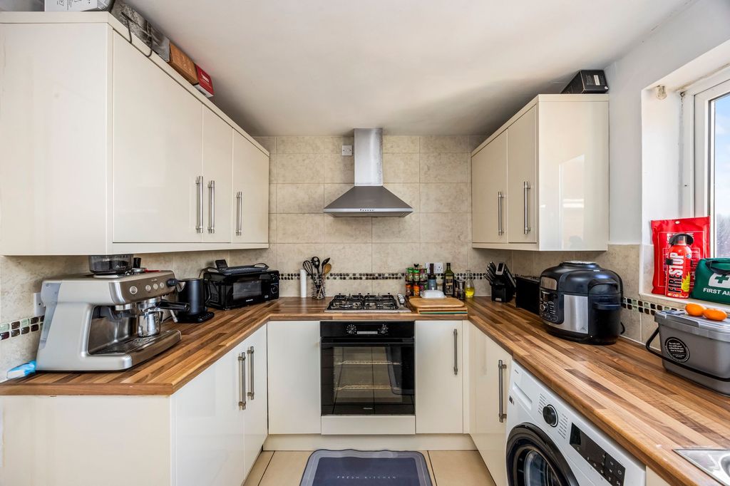 2 bed flat for saleSt. Cuthmans Road, Steyning BN44 photo 3