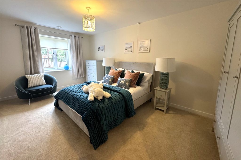 Additional image 5 of 2 bed flat for saleStation Road, Hook, Hampshire RG27