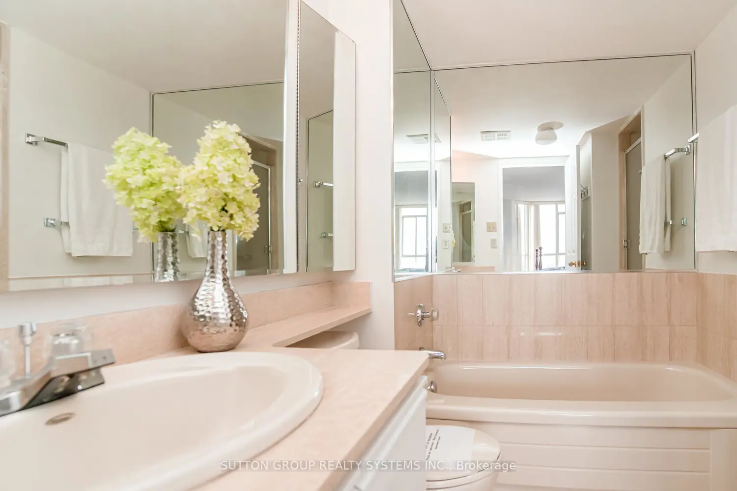 20 Cherrytree Drive 802 photo 4