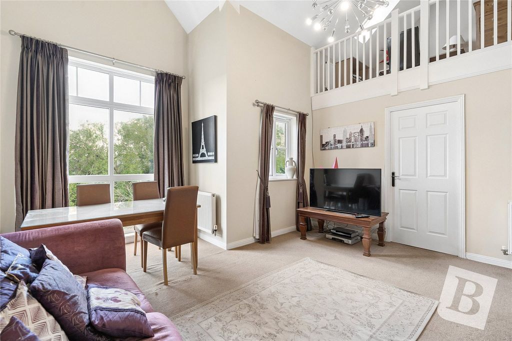 3 bed flat for saleKidman Close, Gidea Park, Romford RM2