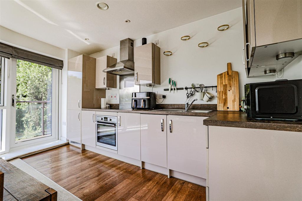 Additional image 6 of 2 bed flat for saleThe Embankment, Nash Mills Wharf, Hemel Hempstead HP3