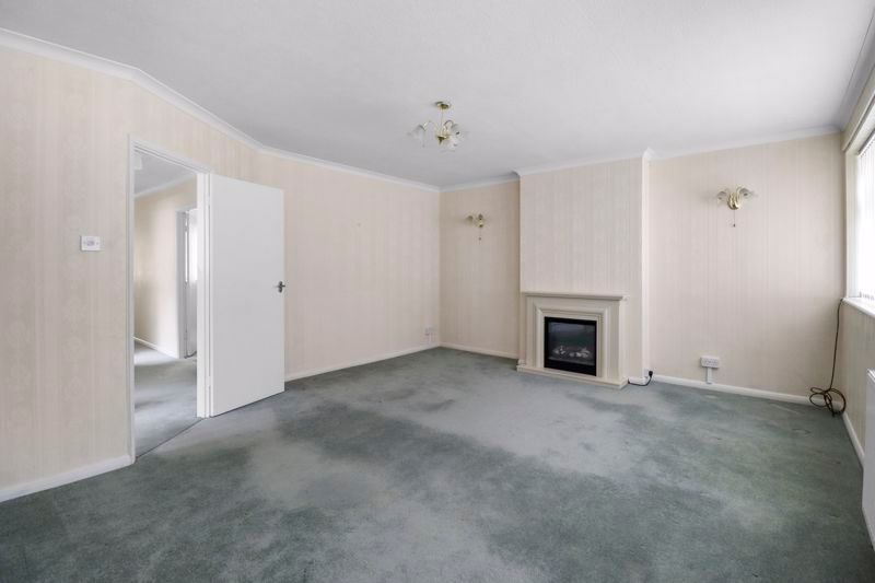 2 bed flat for saleYork Road, Rayleigh SS6 photo 2