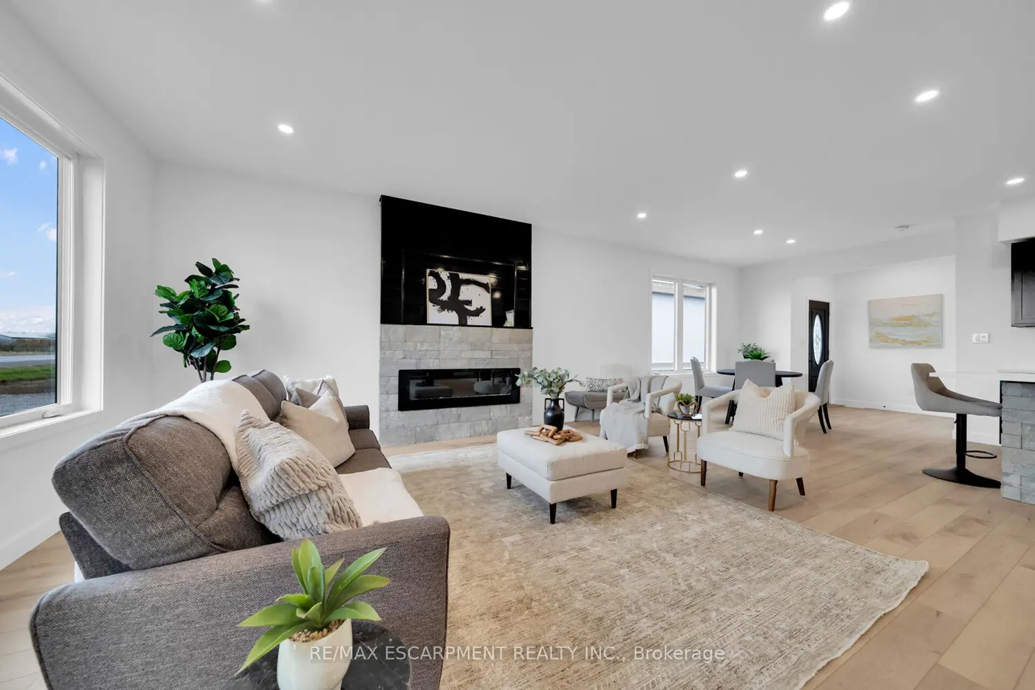 4093 Rainham Road photo 3
