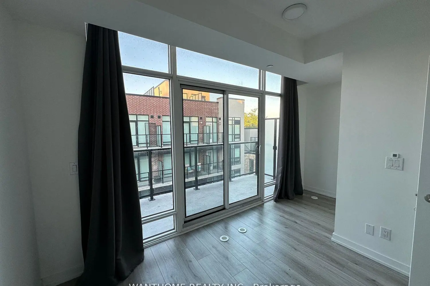 861 Sheppard Avenue 15 photo 4