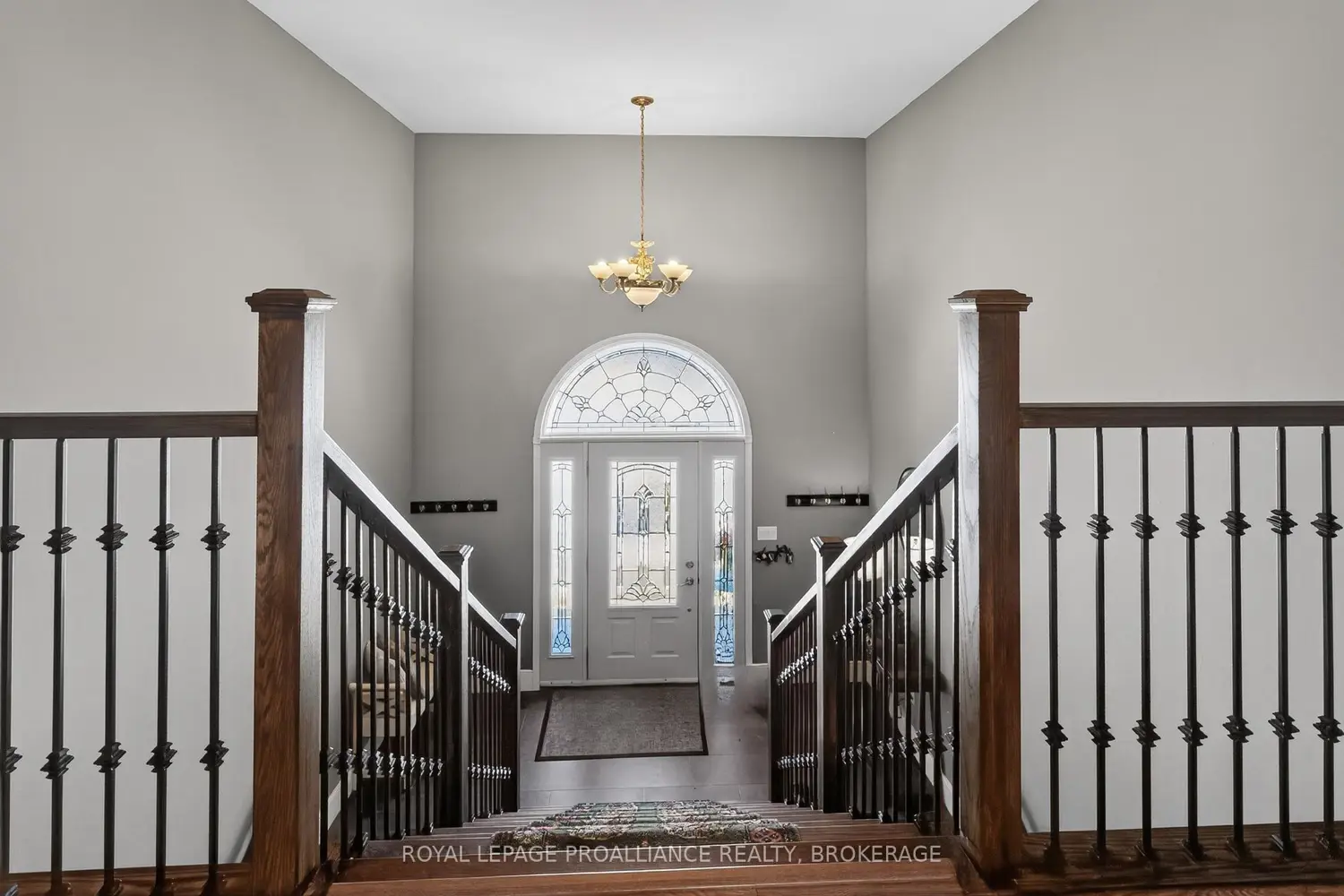 27 Collins Drive photo 2