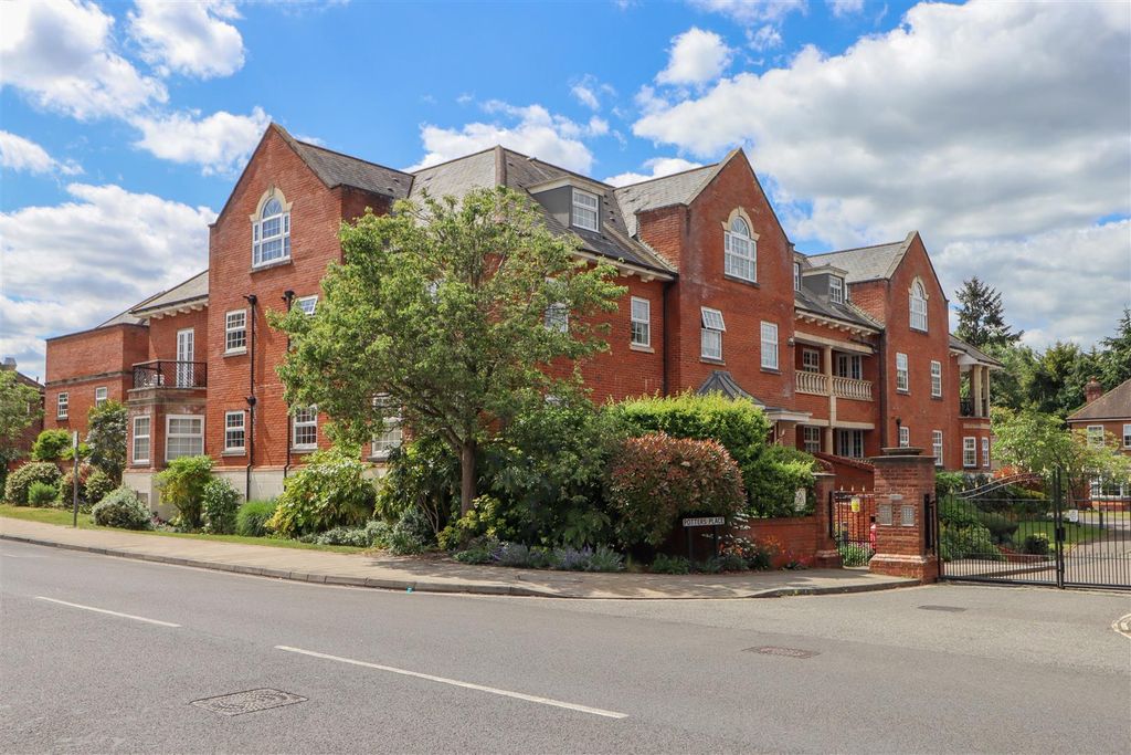2 bed flat for salePotters Place, Horsham RH12