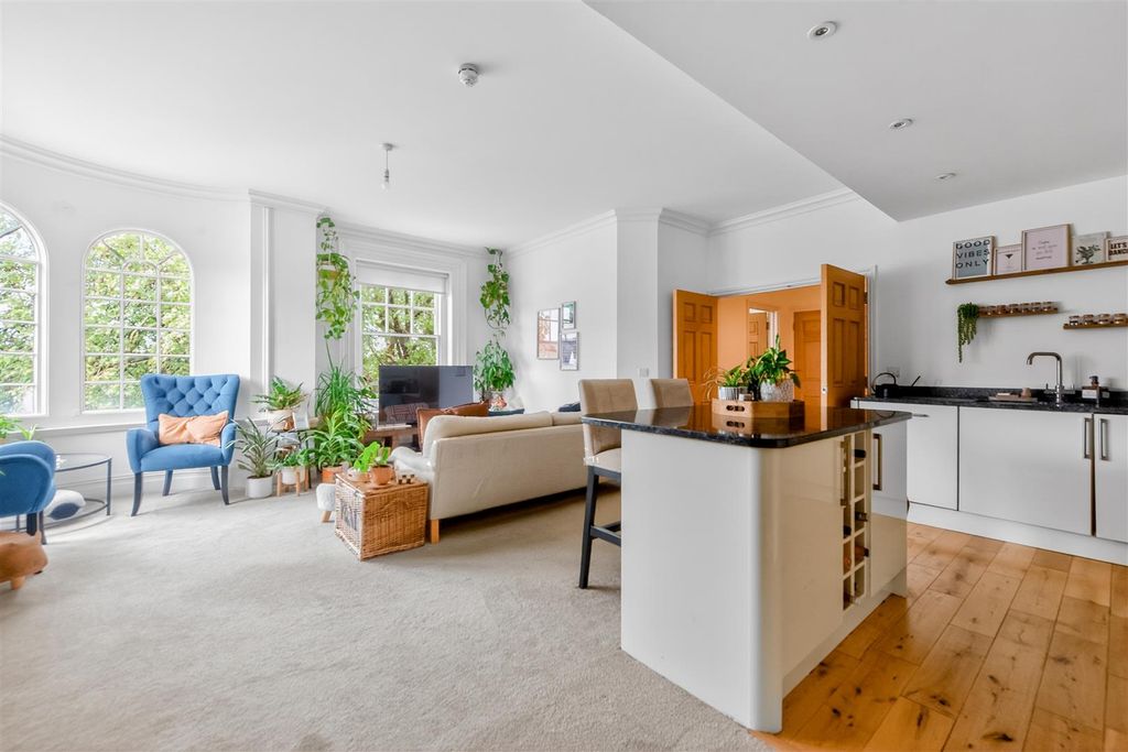 2 bed flat for saleCarfax, Horsham RH12 photo 3
