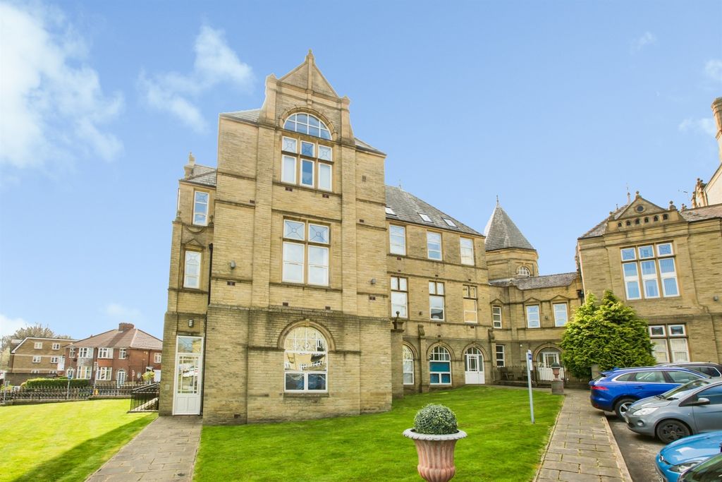 2 bed flat for salePrescott Street, Halifax HX1