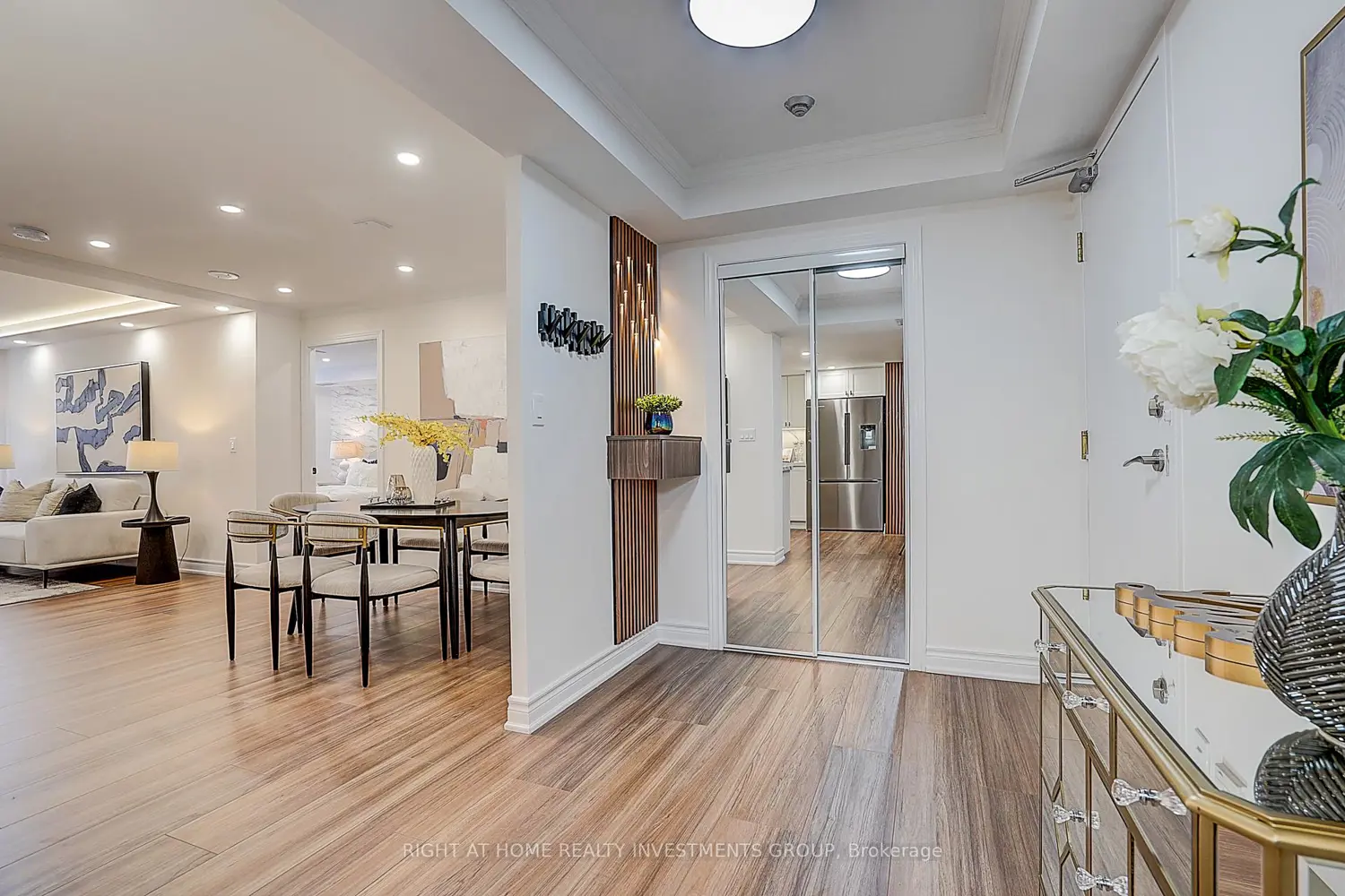 89 Skymark Drive 511 photo 2
