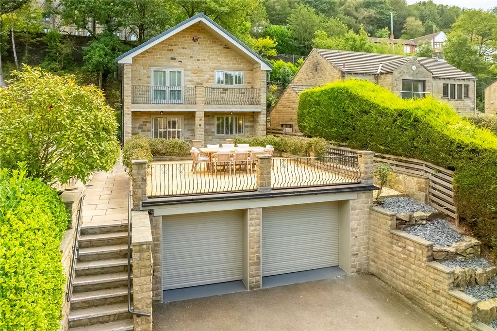 3 bed detached house for saleSummervale, Holmfirth HD9