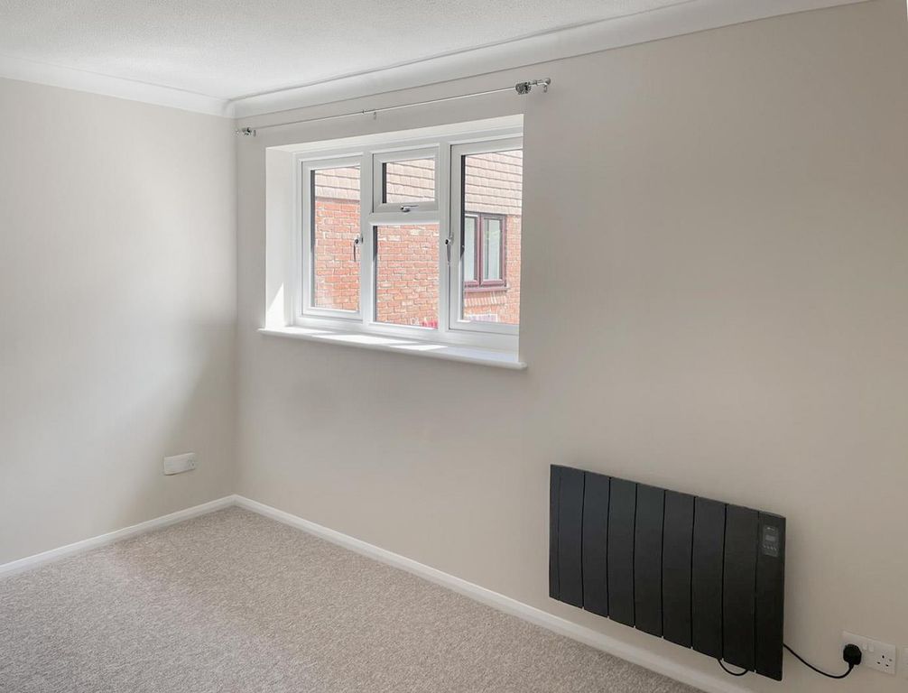 2 bed flat for saleStonegate Way, Heathfield TN21 photo 3