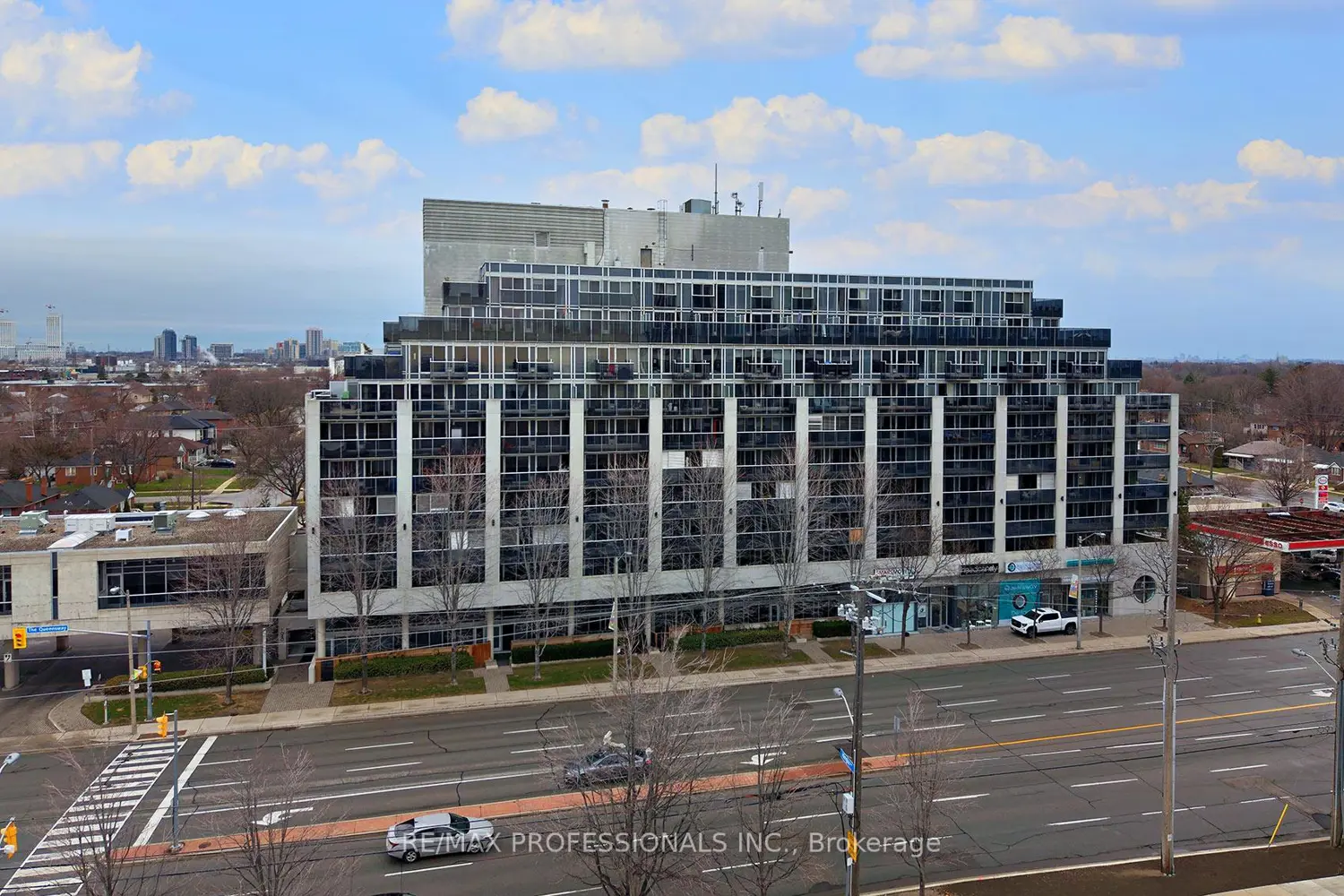 1040 The Queensway 704