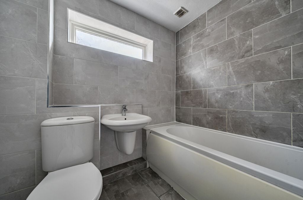 Additional image 7 of 4 bed detached house for saleOaktree Drive, Hook, Hampshire RG27
