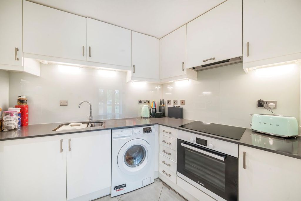 2 bed flat for saleDeerhurst Crescent, Hampton Hill TW12 photo 4