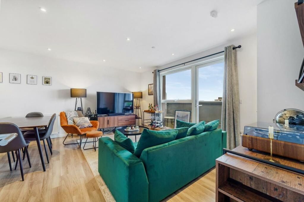 Additional image 3 of 2 bed flat for sale2 Selbourne Avenue, Hounslow TW3