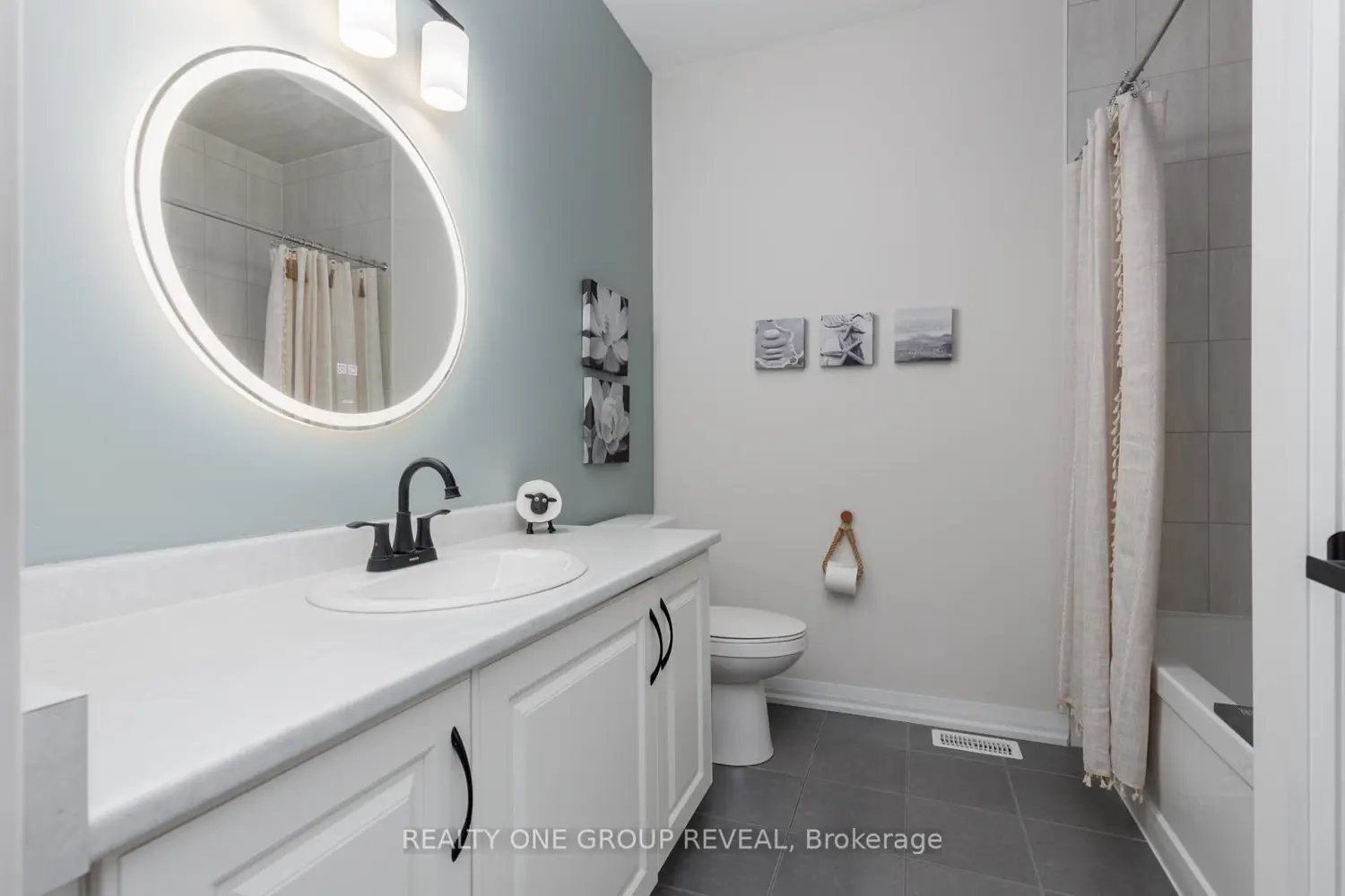 208 Strachan Street photo 3