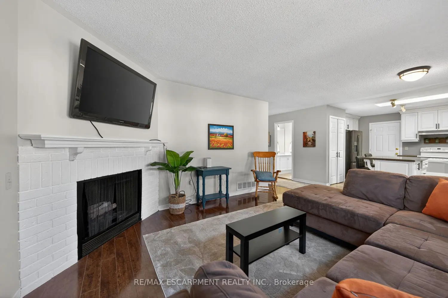 232 Silverbirch Boulevard photo 3