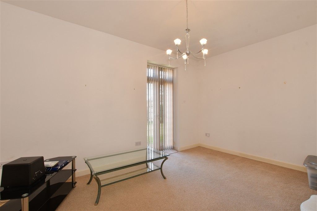 2 bed maisonette for saleCarnforth Gardens, Hornchurch, Essex RM12 photo 5