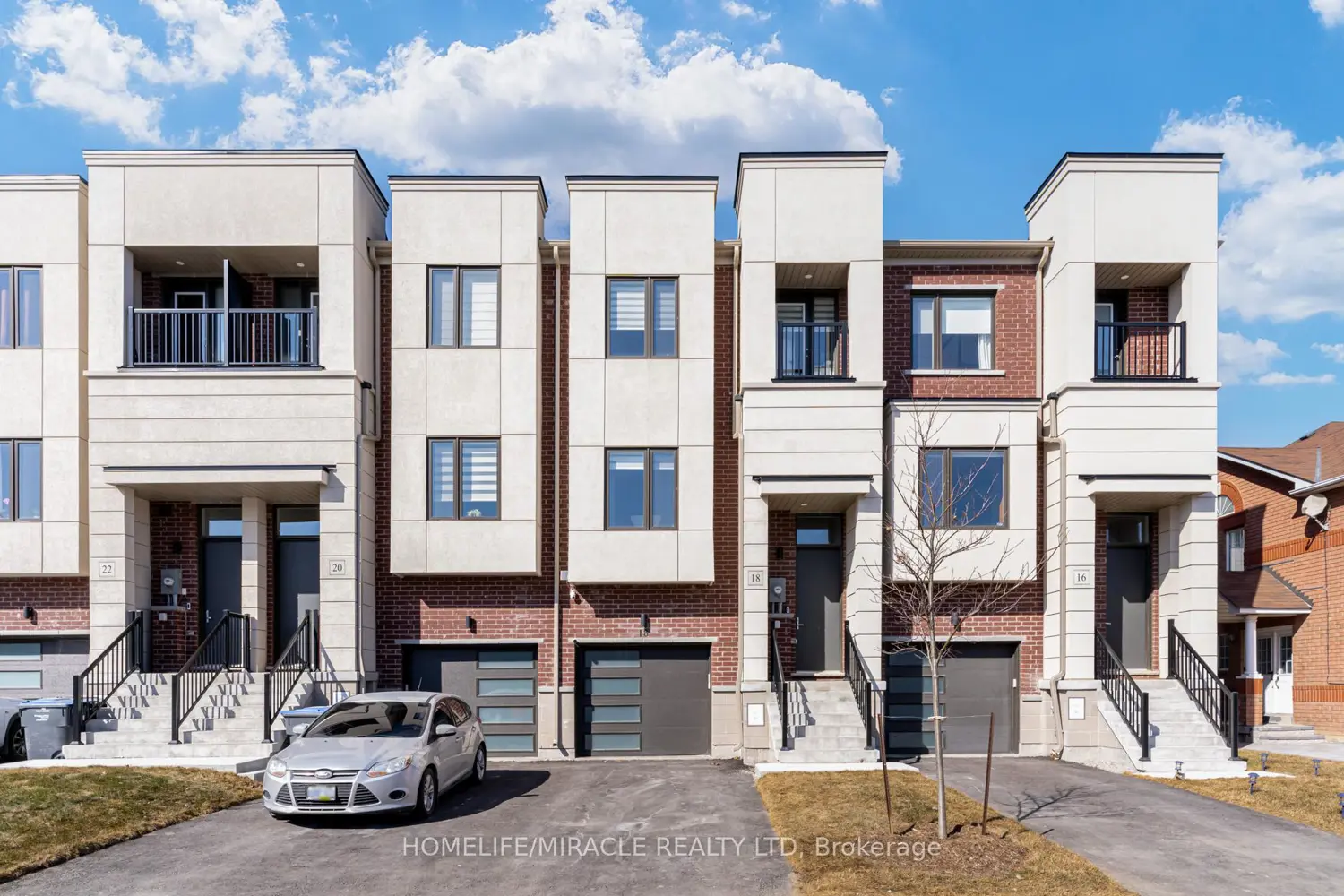 18 Queensland Crescent photo 2