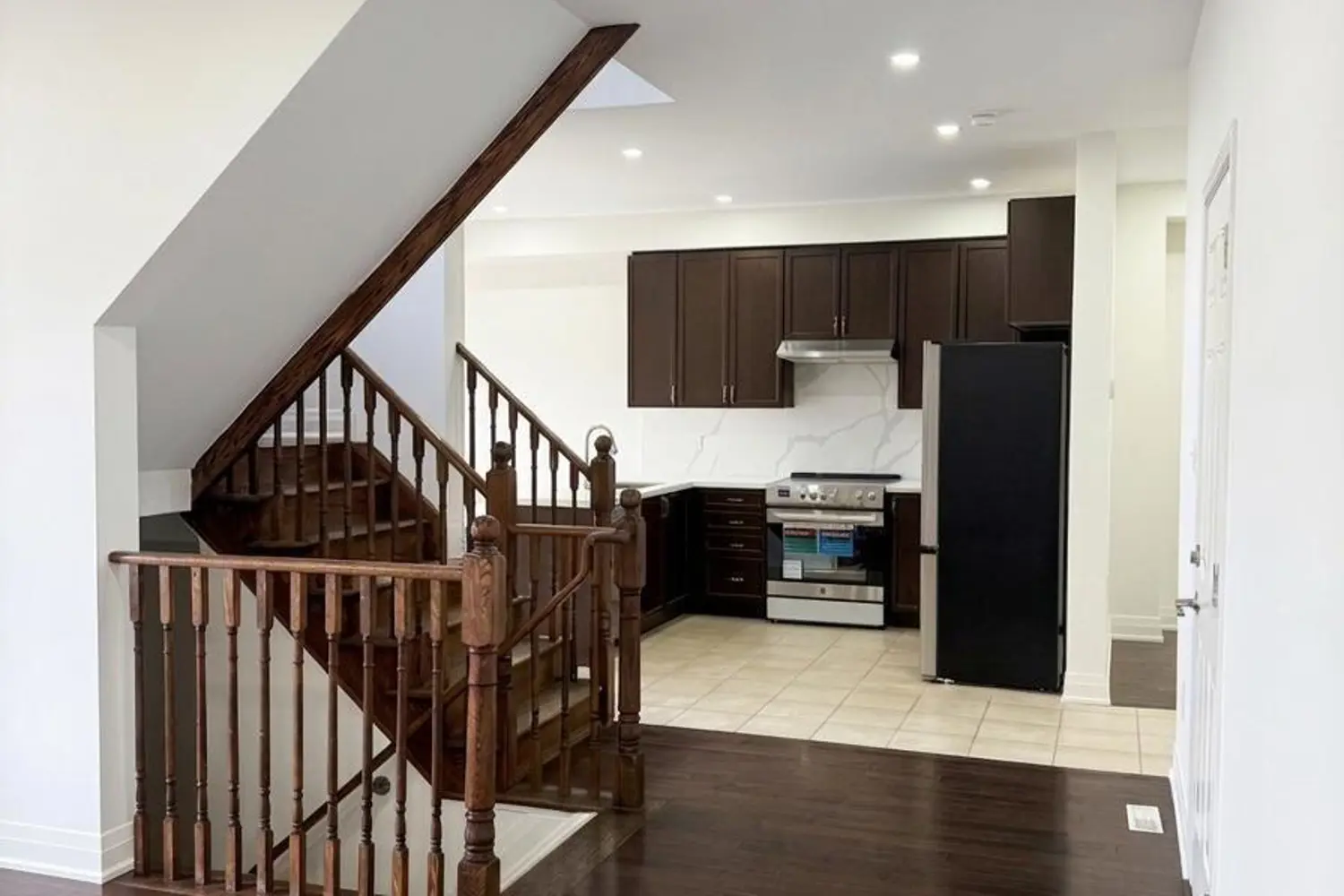 2271 Whitewood Crescent photo 2