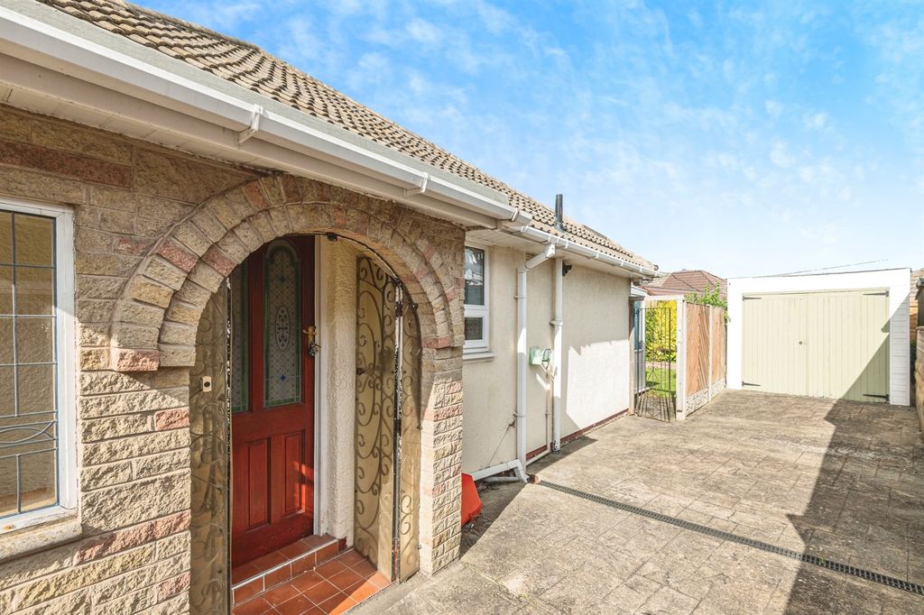 2 bed semi-detached bungalow for saleLawrence Crescent, Heckmondwike WF16