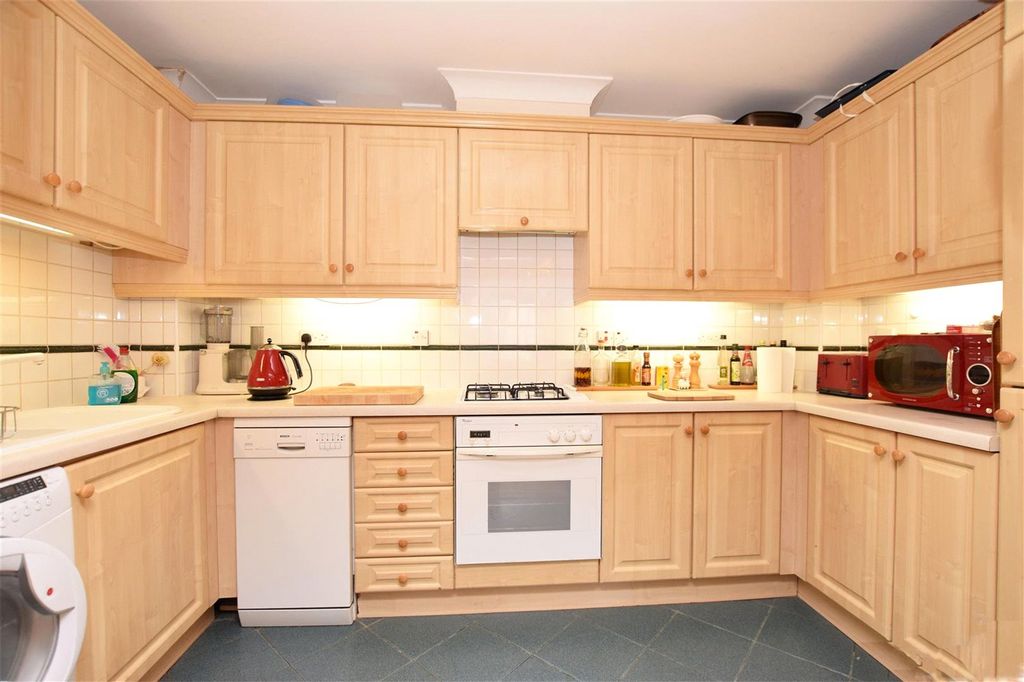 2 bed flat for saleDeerhurst Crescent, Hampton Hill TW12 photo 2
