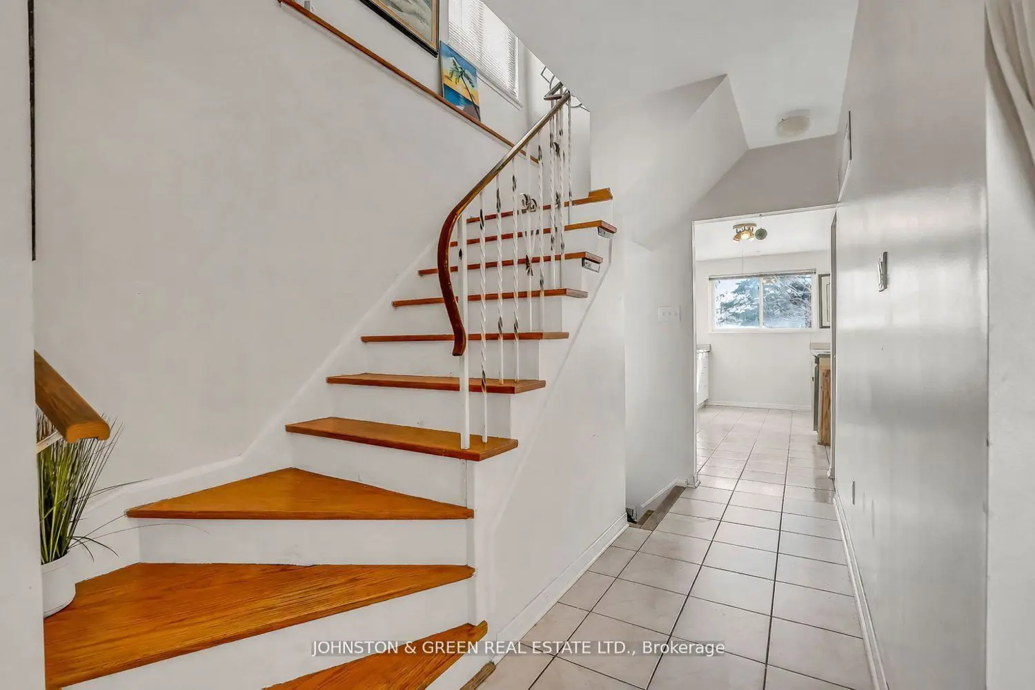 1732 Oberon Crescent photo 3