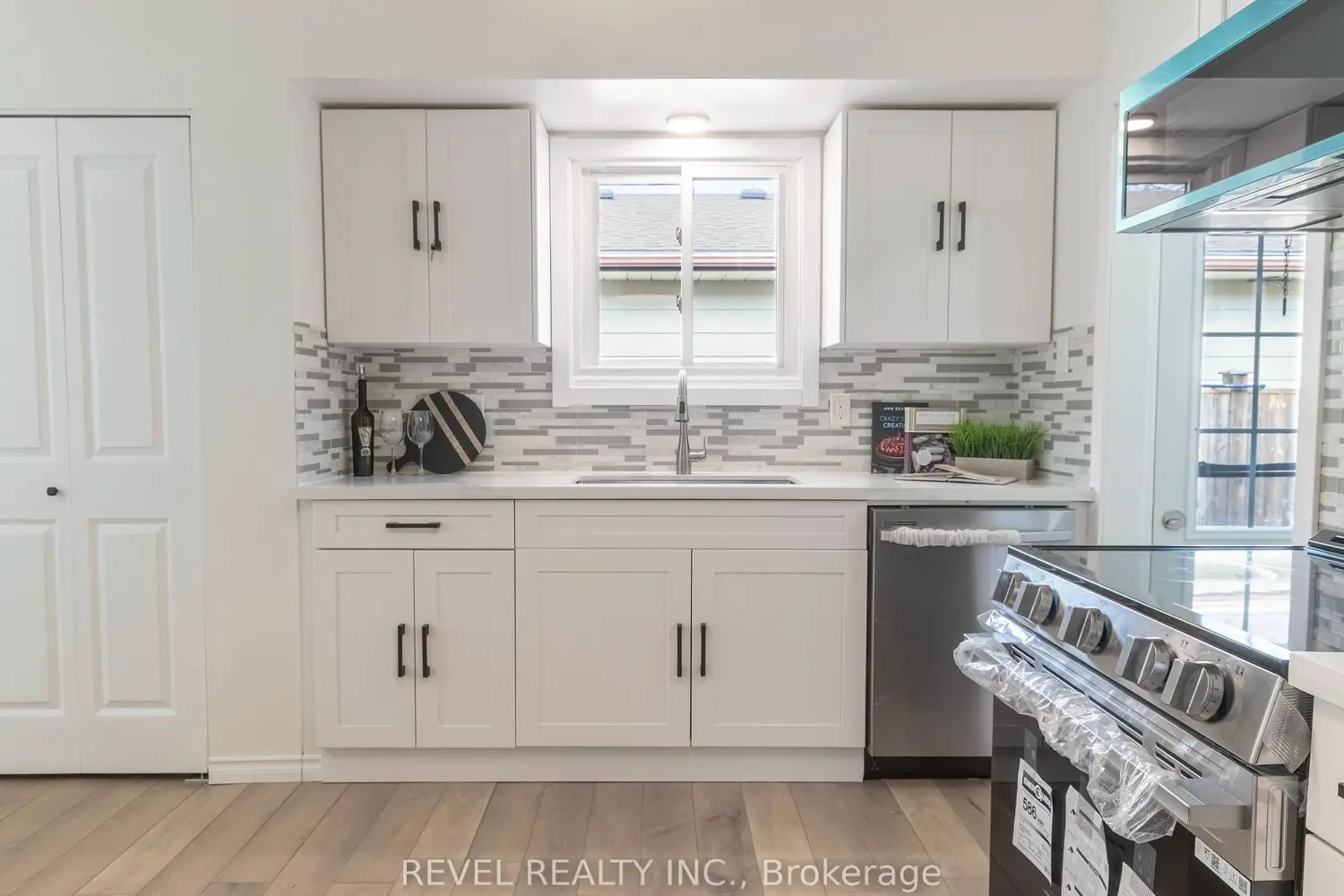136 Lacey Crescent photo 3
