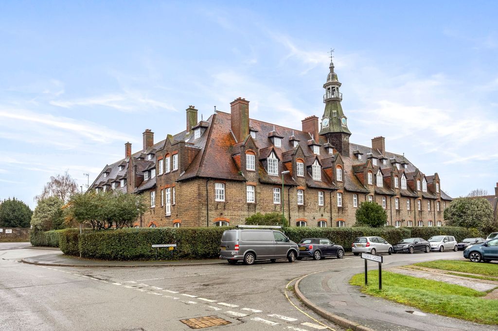 3 bed flat for saleSyresham Gardens, The Priory Syresham Gardens RH16