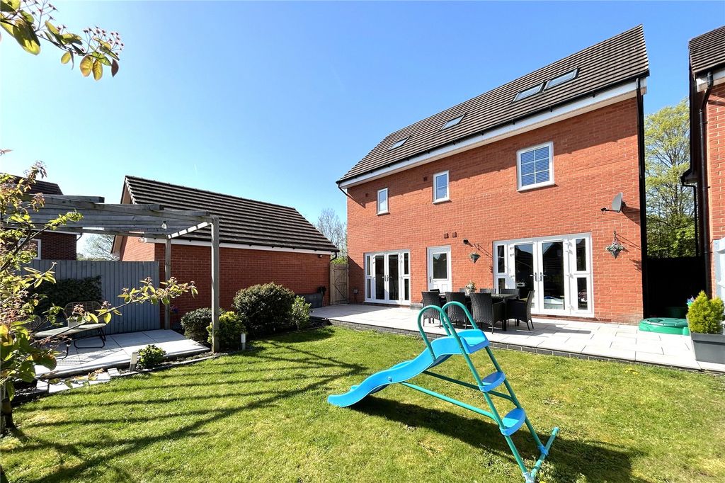 Additional image 3 of 5 bed detached house for saleViney Close, Hook, Hampshire RG27