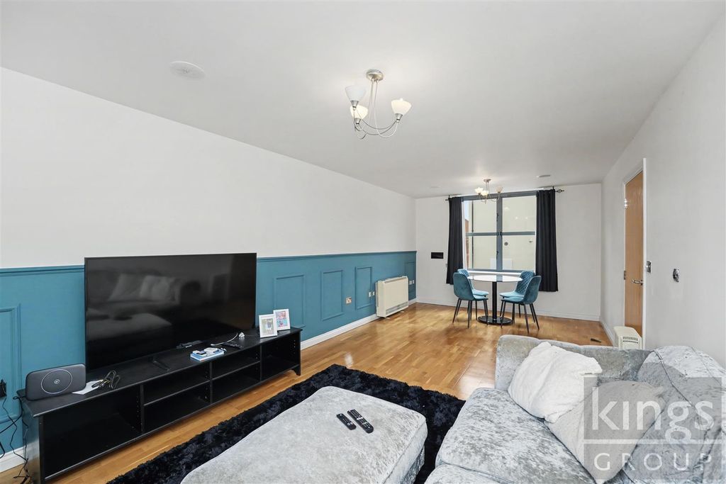 2 bed flat for saleSoper Square, Newhall, Harlow CM17 photo 4