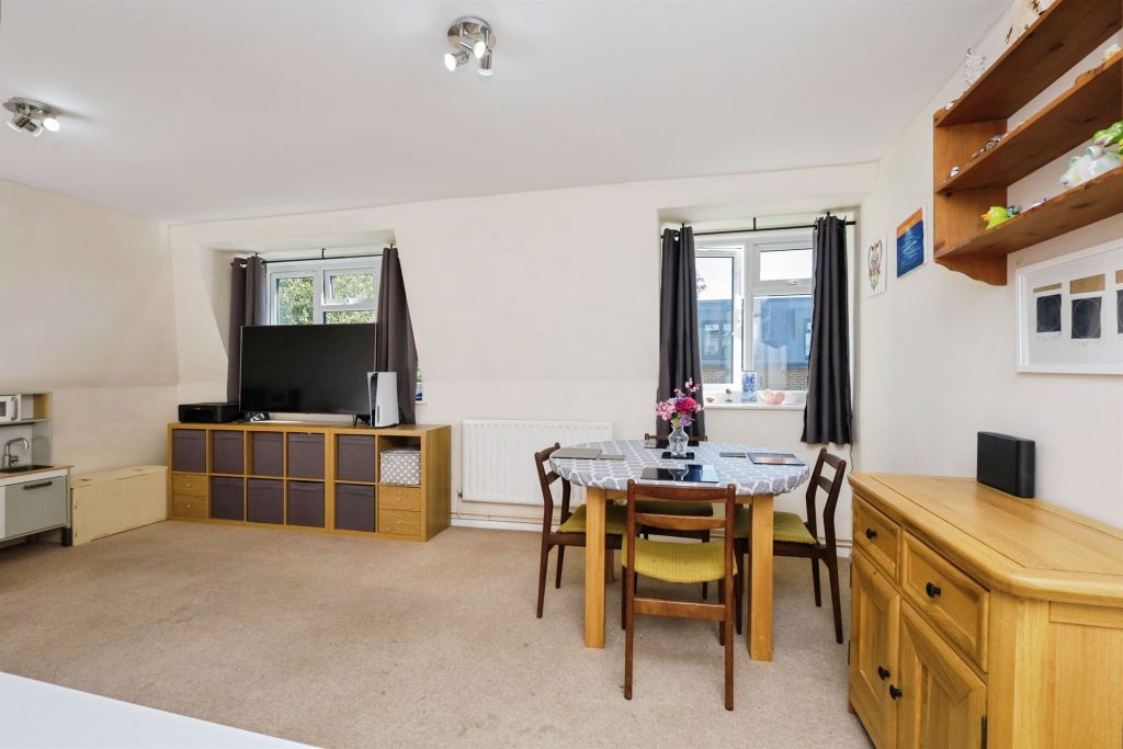 2 bed flat for saleMutton Hall Hill, Heathfield TN21 photo 2