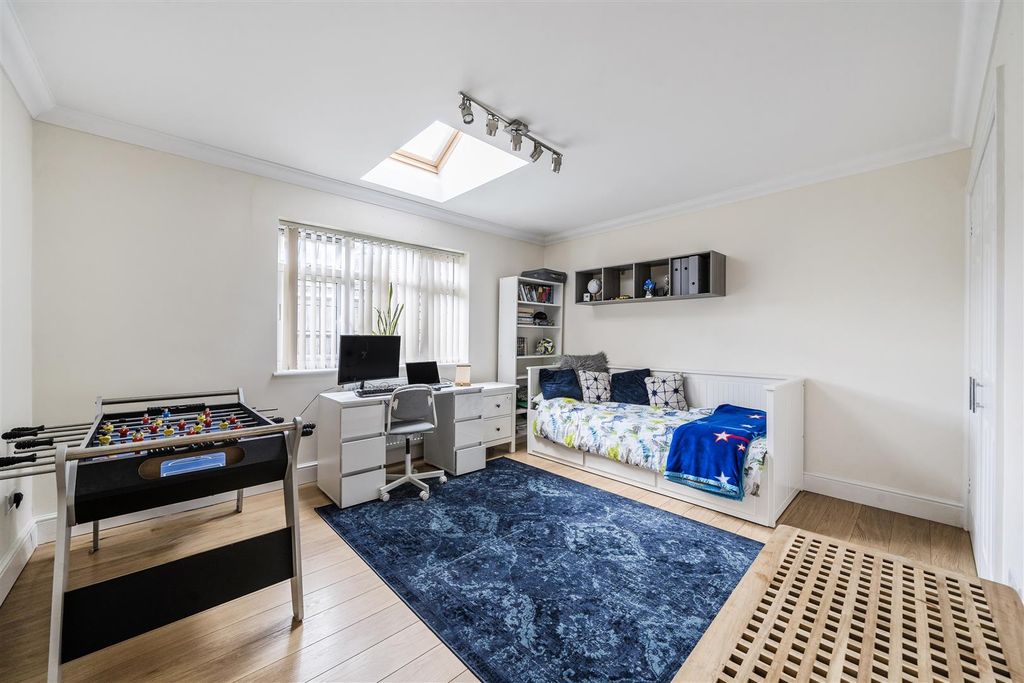 Additional image 5 of 6 bed detached house for saleMerlewood Close, High Wycombe HP11