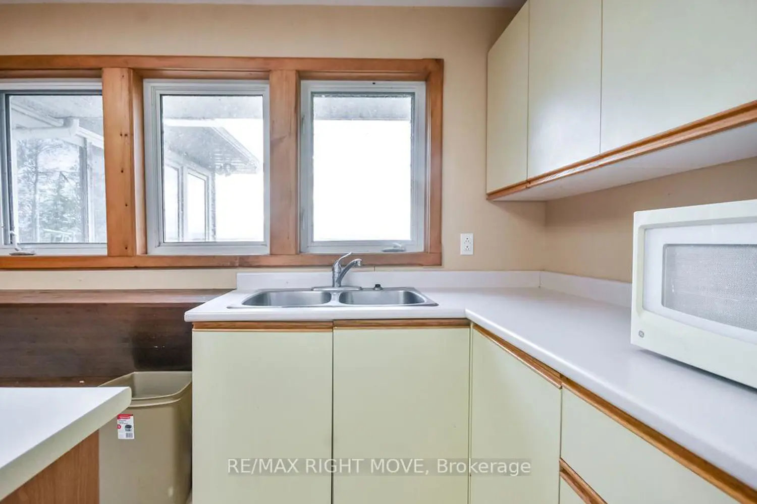 1467 Cunningham Crescent photo 4