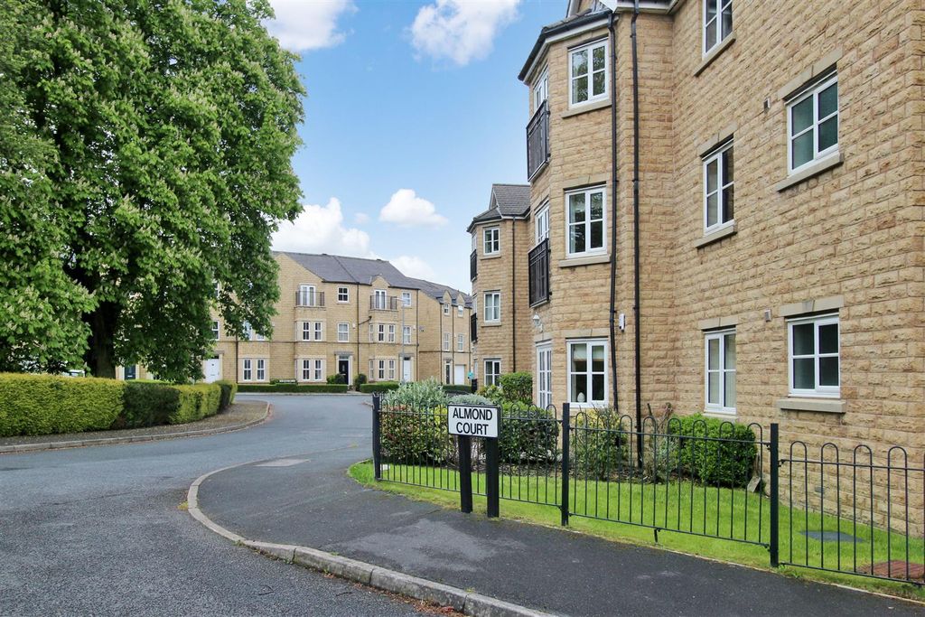 2 bed flat for saleAlmond Court, Northowram, Halifax HX3