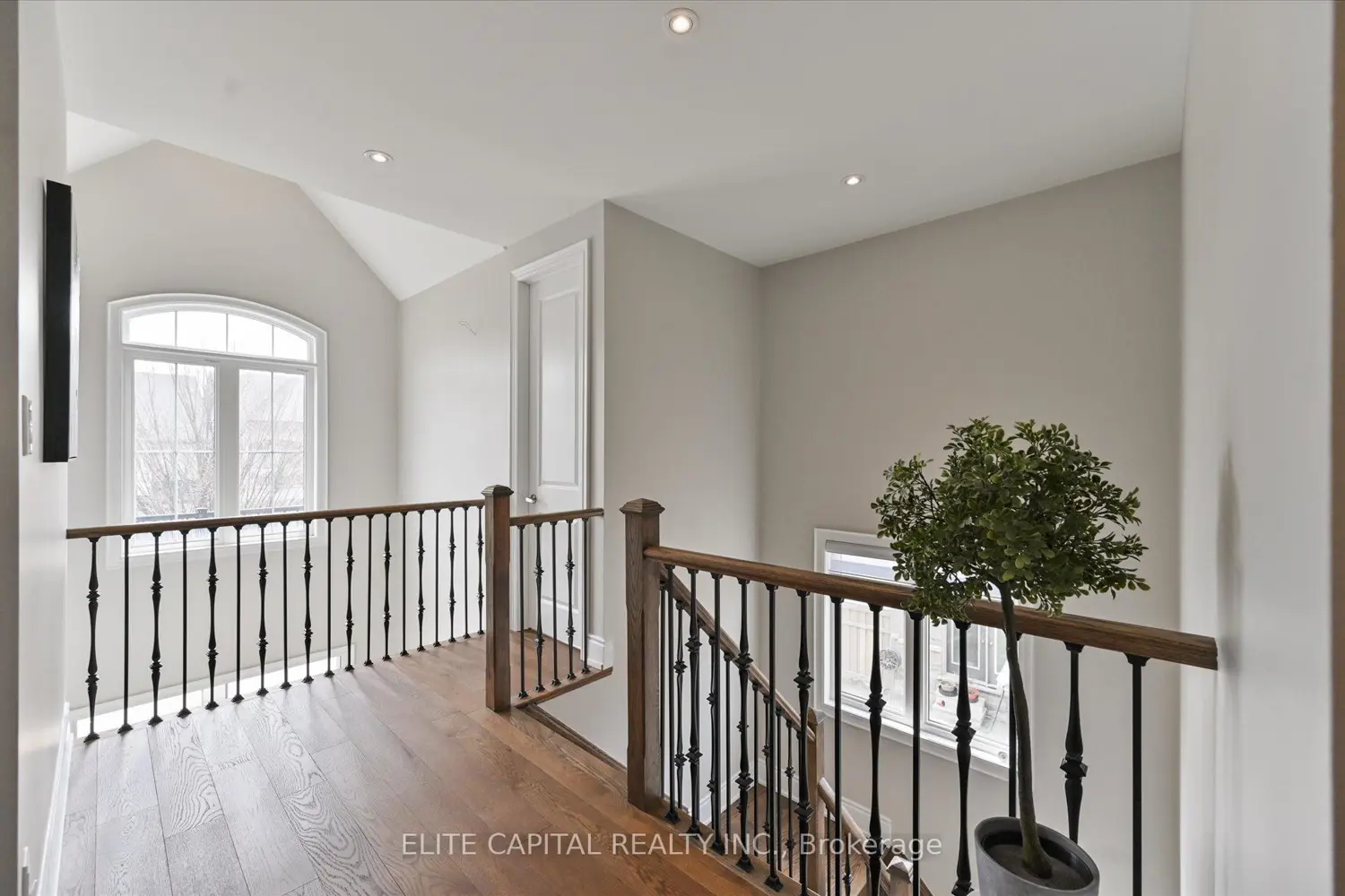 18 Rotondo Crescent photo 2