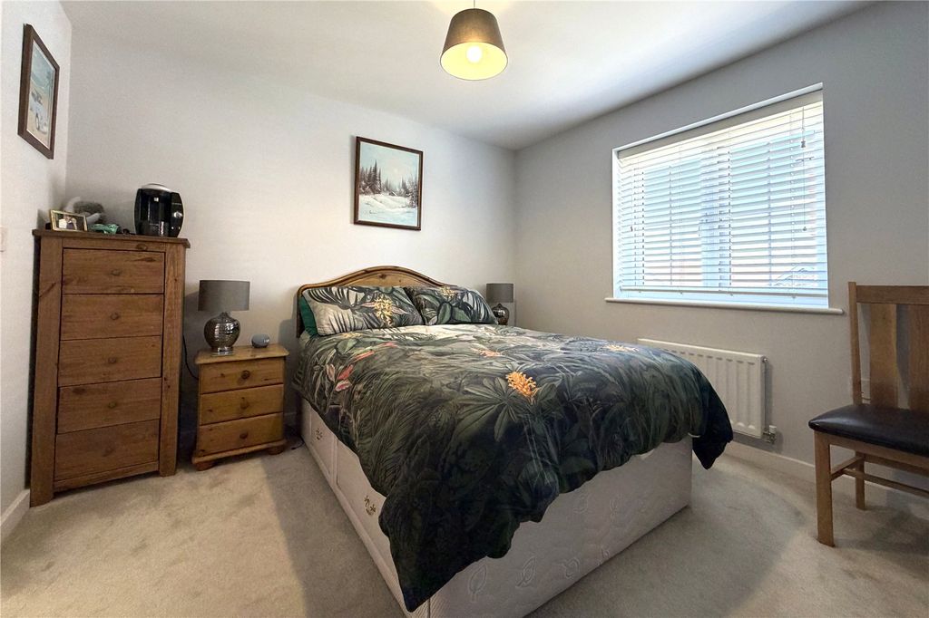 Additional image 3 of 3 bed detached house for saleDeepford Crescent, Hook, Hampshire RG27
