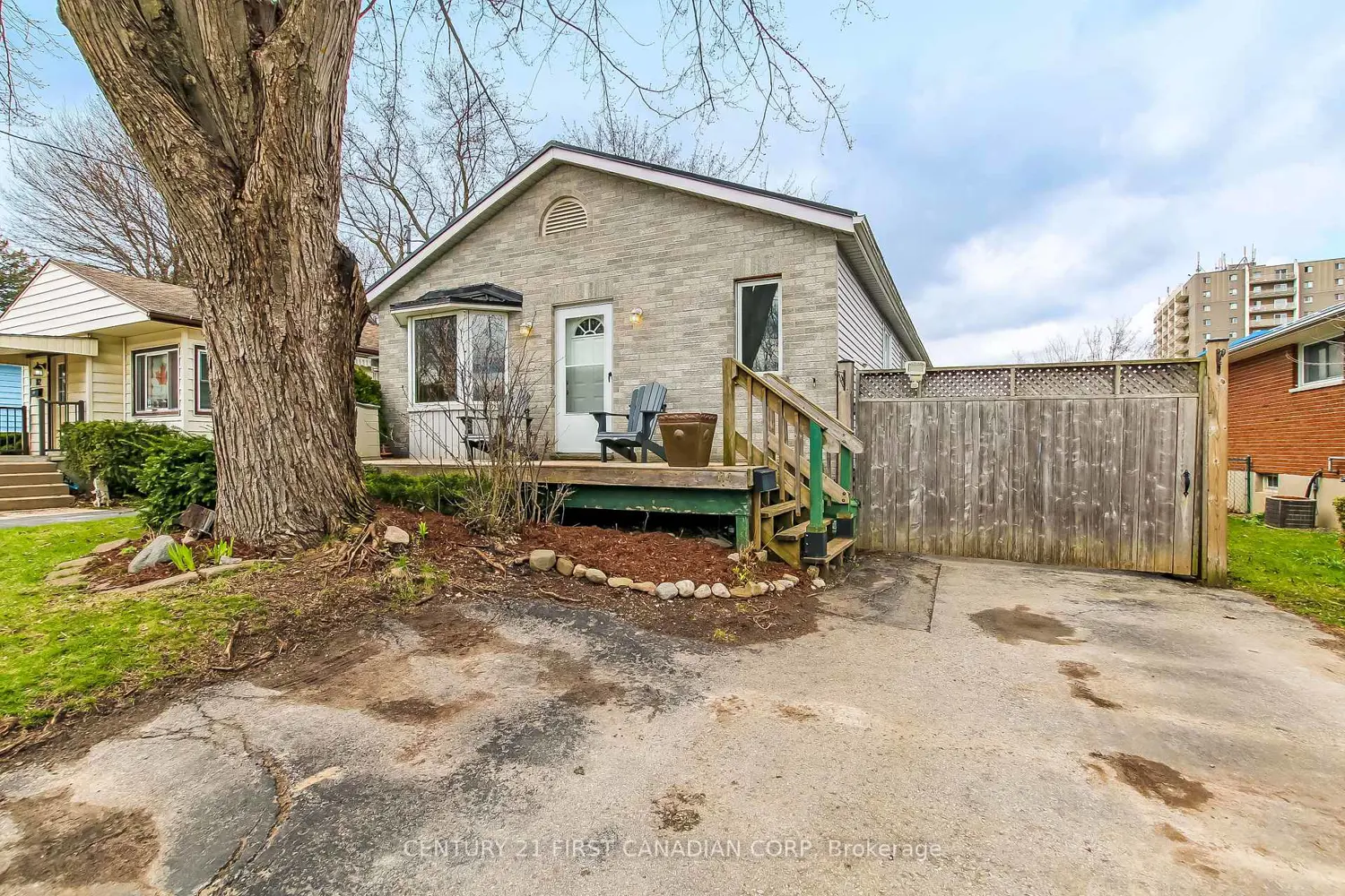114 Connaught Avenue photo 2