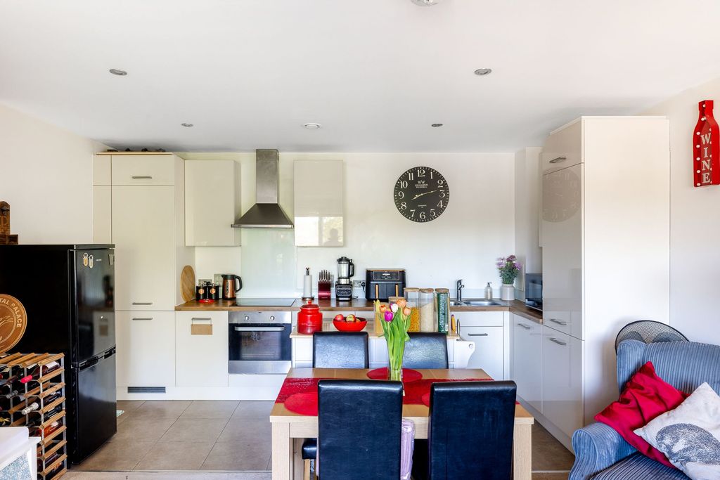 2 bed flat for saleRussells Crescent, Russell Square Russells Crescent RH6 photo 2
