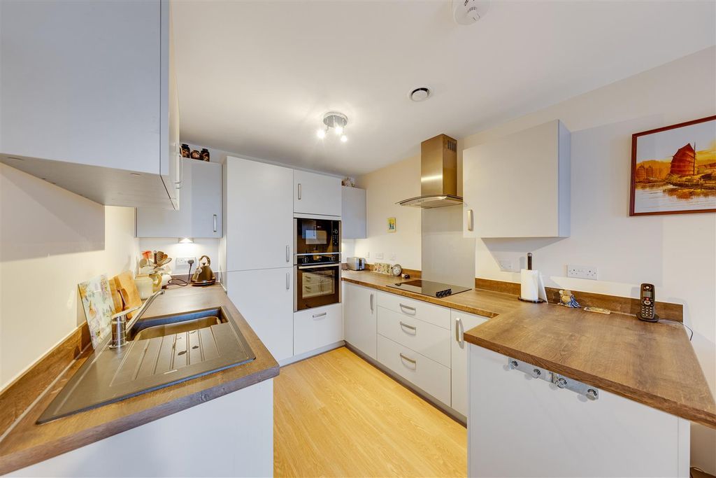 2 bed flat for saleStation Road, Hook RG27 photo 3