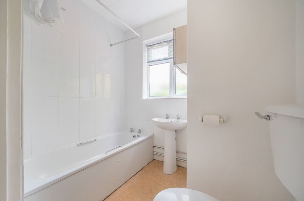 Additional image 10 of 2 bed flat for saleHindhead, Surrey GU26