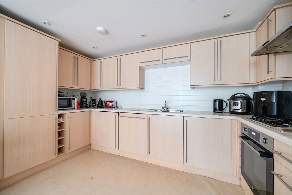 Additional image 2 of 2 bed flat for saleHaslemere, Surrey GU27